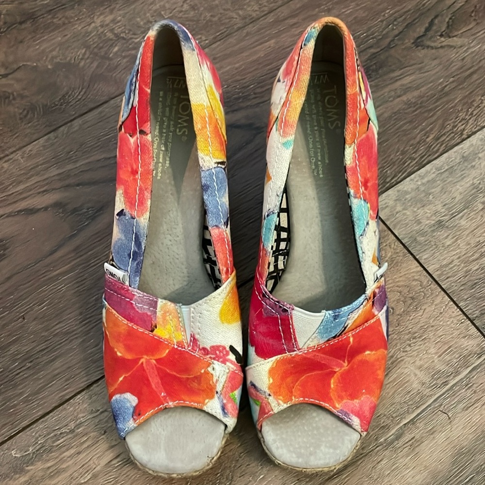 Toms 7.5 Womens Espadrilles Wedge Heels Shoes Multicolor Floral Slip On Peep Toe